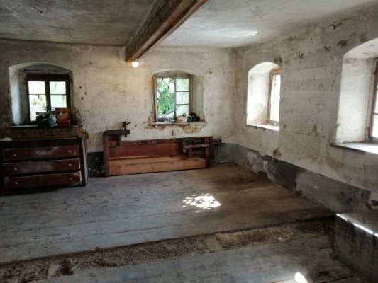FÖRDERPROJEKTE alter werkraum mit holzbalken und tageslicht – stiller zeuge vergangener tage im muhlviertel