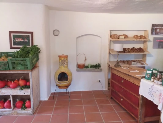 Verein Gemeinschaft am Hochschopf gemuetliche ecke im hoftreff mit regionalen produkten und herzlicher atmosphaere