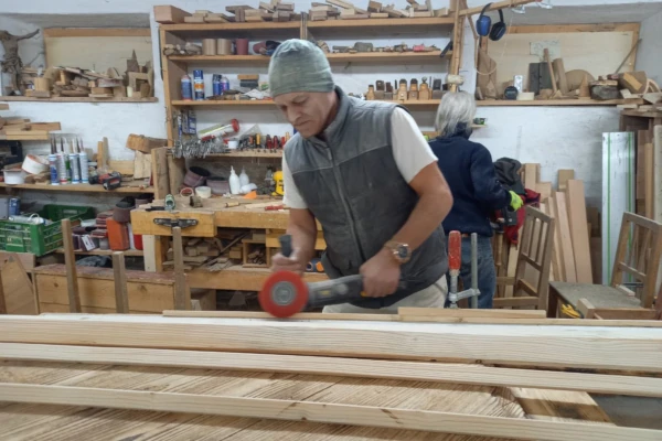 FÖRDERPROJEKTE handwerker in aktion beim arbeiten mit holz – nachhaltiges bauen und regionale handwerkskunst im muhlviertel