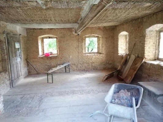 FÖRDERPROJEKTE renovierungsarbeiten in altem raum mit sichtbaren lehmwaenden und fenstern – zwischen abbruch und aufbruch im muhlviertel