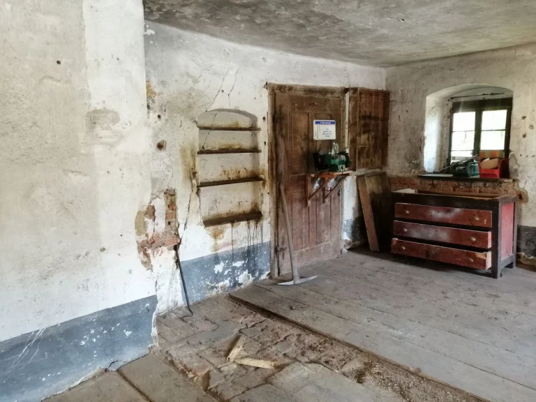 Verein Gemeinschaft am Hochschopf alter werkraum mit holztuer und spuren traditioneller handarbeit