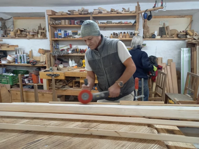 Verein Gemeinschaft am Hochschopf handwerk in aktion traditionelle holzarbeit in der werkstatt
