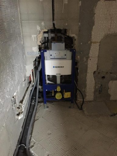 Modernes WC-Vorwandelement installiert Modernes WC-Vorwandelement installiert