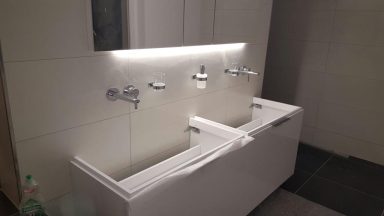 Badezimmer Schweiz – Montage von Spiegelschrank und Waschtisch Badezimmer Schweiz – Montage von Spiegelschrank und Waschtisch