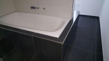 Perfekt verfugte Badewannenverkleidung – Badezimmer Schweiz Perfekt verfugte Badewannenverkleidung – Badezimmer Schweiz