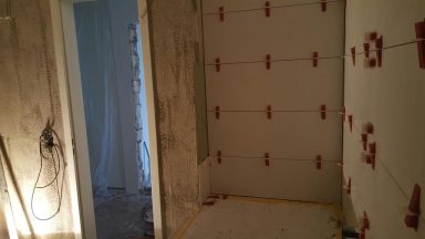 Exakte Wandverfliesung im Schweizer Badezimmer Exakte Wandverfliesung im Schweizer Badezimmer