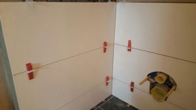 Präziser Fliesenschnitt für Sanitäranschlüsse Präziser Fliesenschnitt für Sanitäranschlüsse