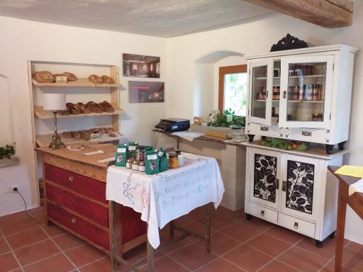 Vielfalt im Hoftreff – vom frischen Brot bis zu feinen Spezialitäten