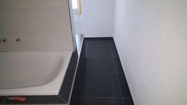 Badezimmer Schweiz – Sockelleisten gesetzt Badezimmer Schweiz – Sockelleisten gesetzt