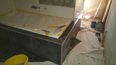 Badewannenverkleidung mit präzisem Eckabschluss – Schweiz Badewannenverkleidung mit präzisem Eckabschluss – Schweiz